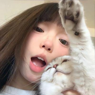 微光下的蓝色男孩